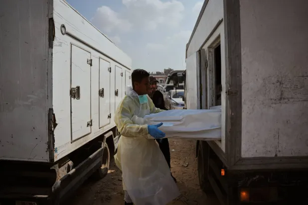 «حماس» تعلن تسلم 15 جثماناً تم الإفراج عنها من قبل إسرائيل (أ.ب)