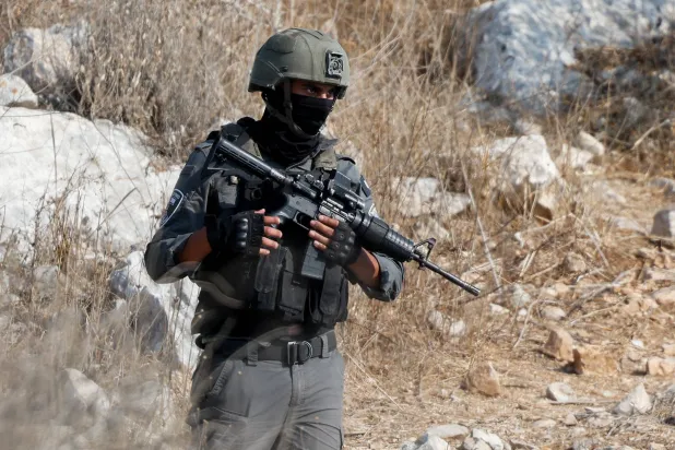 جندي إسرائيلي أثناء اشتباك مع متظاهرين فلسطينيين قرب طولكرم في الضفة الغربية المحتلة - 7 نوفمبر الحالي (رويترز)