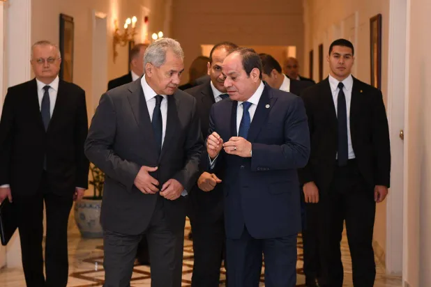 الرئيس المصري عبد الفتاح السيسي خلال استقباله الوفد الروسي برئاسة سيرغي شويغو يوم الاثنين (المتحدث باسم رئاسة الجمهورية)