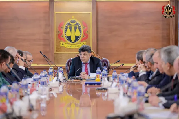 النائب العام الليبي الصديق الصور في اجتماع سابق مع مساعديه (مكتب النائب العام)