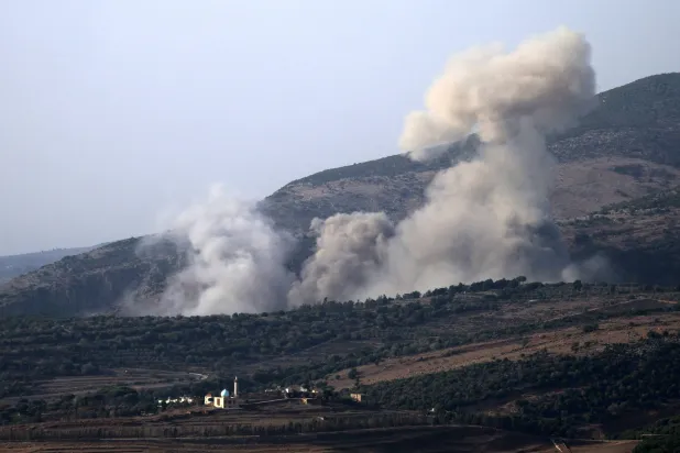 الدخان يتصاعد جراء غارات جوية إسرائيلية استهدفت منطقة الجرمق بمحيط النبطية بجنوب لبنان الاثنين (أ.ف.ب)