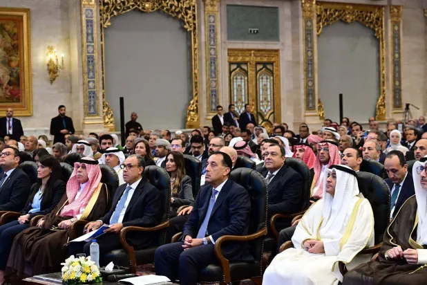 رئيس مجلس الوزراء المصري يجلس بجانب وزراء من الدول العربية خلال فعاليات منتدى التجارة والاستثمار المصري - الخليجي بالقاهرة (مجلس الوزراء المصري)