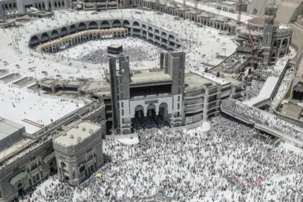 Muslim pilgrims walk out after the Friday prayer at the Grand mosque ahead of annual Hajj pilgrimage in the holy city of Makkah, Saudi Arabia August 17, 2018.REUTERS/Zohra Bensemra