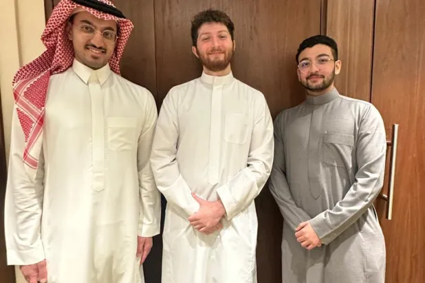 الطلبة السعوديون أسامة الجهني وعمر العمران وأسامة دبوسي (الشرق الأوسط)