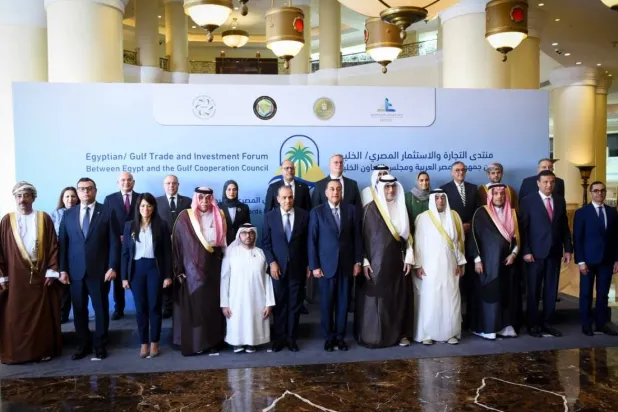 المشاركون في «منتدى التجارة والاستثمار المصري الخليجي» بالقاهرة يوم الاثنين (مجلس الوزراء المصري)
