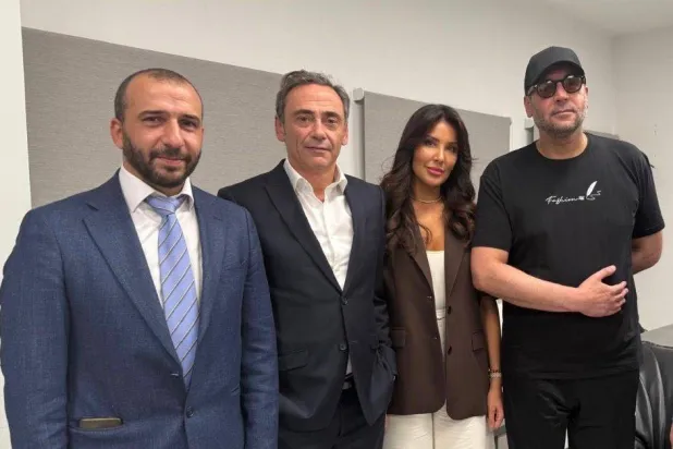 هانيبال القذافي (الأول من اليمن) مع فريقه القانوني بعد الإفراج عنه (الشرق الأوسط)