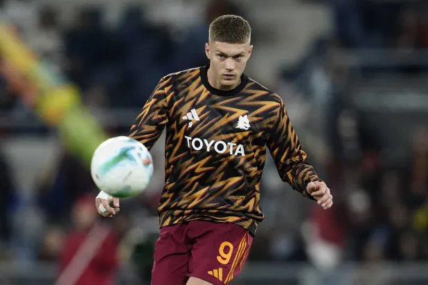 الأوكراني أرتيم دوفبيك مهاجم روما (رويترز) 