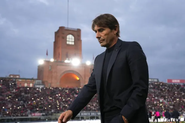 أنطونيو كونتي مدرب نابولي (أ.ب) 