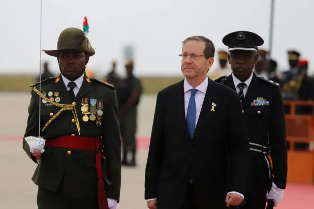 İsrail Devlet Başkanı Isaac Herzog, Zambiyalı mevkidaşı Hakainde Hichilema ile Lusaka'da (Reuters)