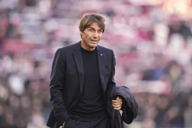 أنطونيو كونتي المدير الفني لنابولي (أ.ب)