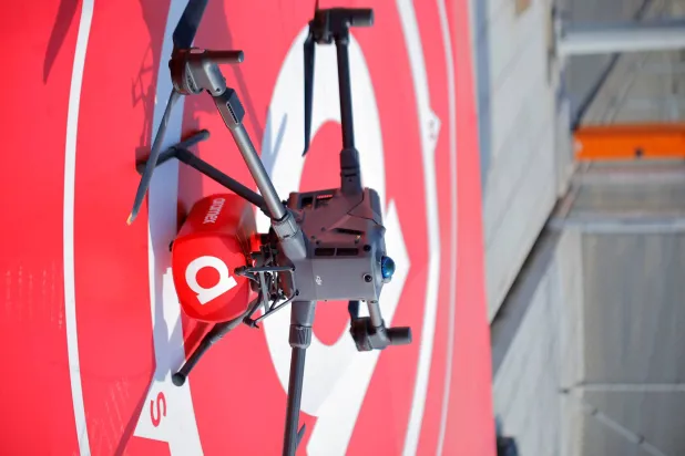 النظام التشغيلي يعتمد على الذكاء الاصطناعي وتقنيات الملاحة الدقيقة مثل «ليدار» لتأمين رحلات ذاتية آمنة وموثوقة دون تدخل بشري مباشر (أرامكس)