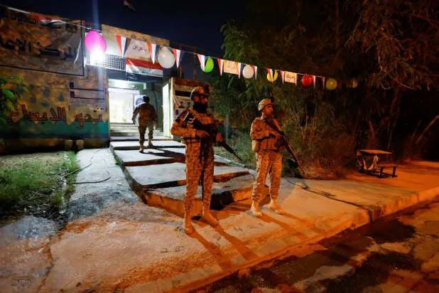 عناصر من الأمن العراقي تقوم بحماية مركز اقتراع في الموصل (رويترز)