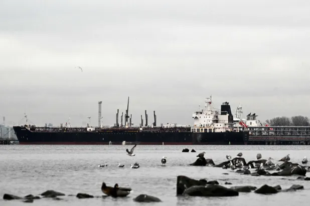  ناقلة نفط راسية في محطة نفطية بميناء سانت بطرسبرغ (أ.ف.ب)