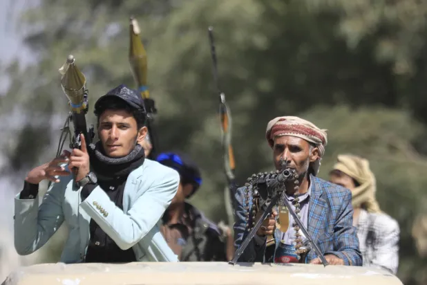 رجال مسلحون في تجمع مناهض لإسرائيل من الحوثي في صنعاء (إ.ب.أ)