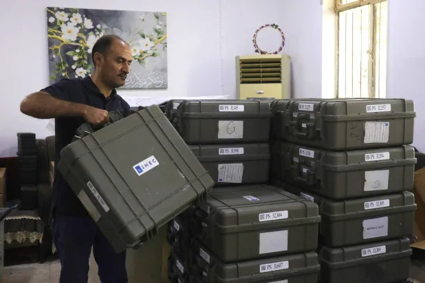 یکی از کارکنان کمیسیون انتخابات عراق تجهیزات مربوط به مراکز رأی‌گیری را در شهر حله، مرکز استان بابل، آماده می‌کند (AFP)