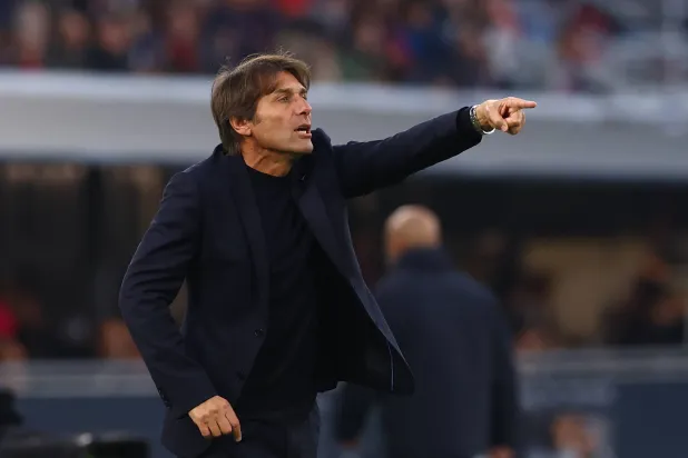 أنتونيو كونتي مدرب نابولي (رويترز)