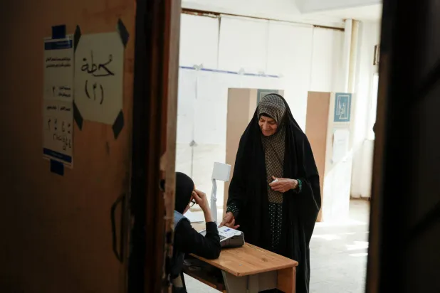 عراقية تصوت في مركز اقتراع ببغداد خلال الانتخابات البرلمانية (رويترز)