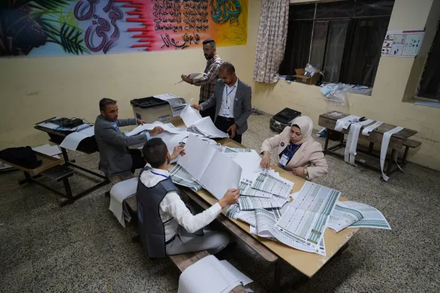 
کارکنان انتخاباتی در یکی از مراکز رأی‌گیری ویژه برای نیروهای امنیتی عراق، در حال شمارش برگه‌های رأی در انتخابات پارلمانی هستند(خبرگزاری آلمان)
