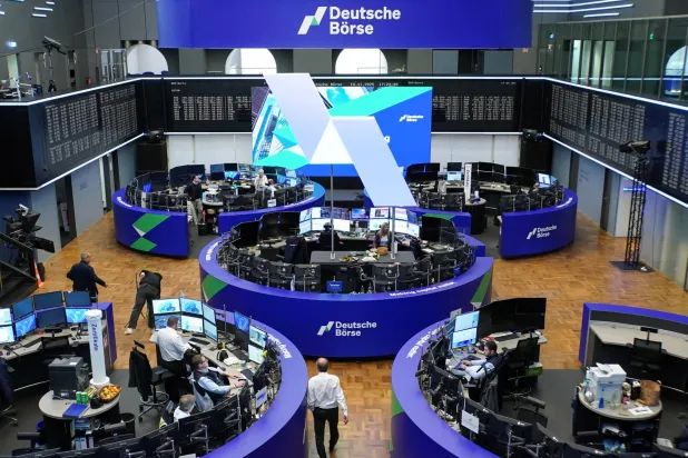 غرفة التداول ببورصة ألمانيا «دويتشه بورس» في فرانكفورت (رويترز)