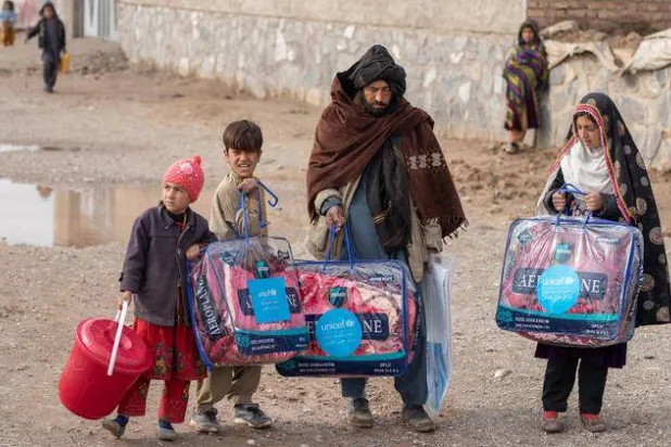 تعمل «اليونيسف» على توزيع حزمات من مساعدات الشتاء للعائلات الضعيفة في أفغانستان (أرشيفية - يونيسف)