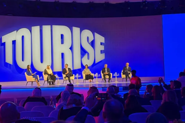 الفالح يتحدث في إحدى جلسات مؤتمر «تورايز» (الشرق الأوسط)