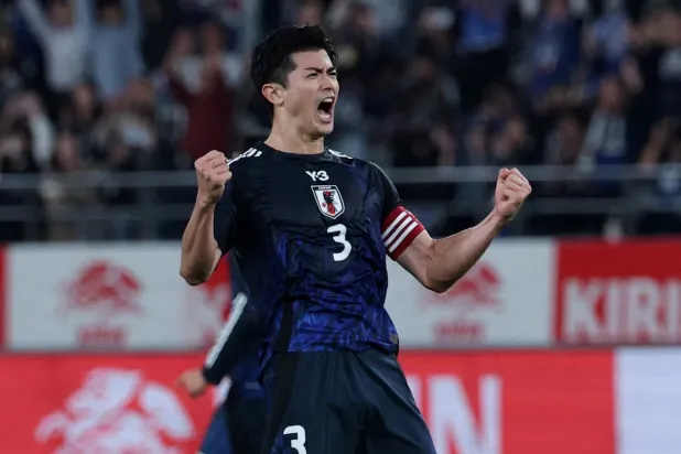 لاعب اليابان شوغو تانيغوتشي يحتفل بعد مباراة فريقه الودية مع البرازيل في ملعب طوكيو الشهر الماضي (رويترز)