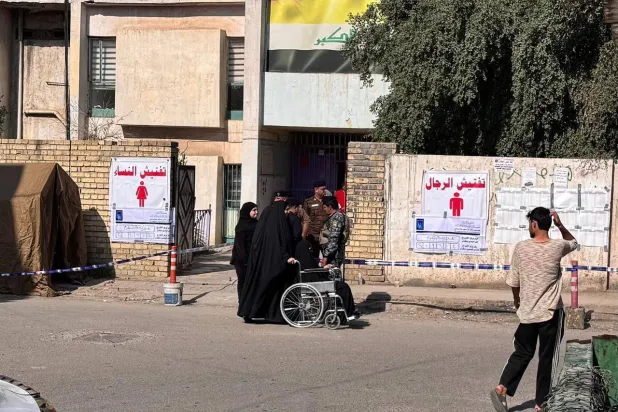 ناخبون عراقيون أمام مركز اقتراع في حي الشعلة غرب بغداد (الشرق الأوسط)