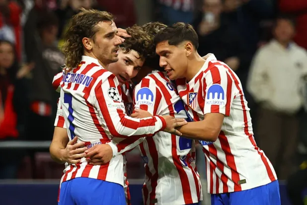 جوليان ألفاريز يحتفل بتسجيل الهدف الأول مع أنطوان غريزمان وناويل مولينا وجوليانو سيميوني (رويترز)