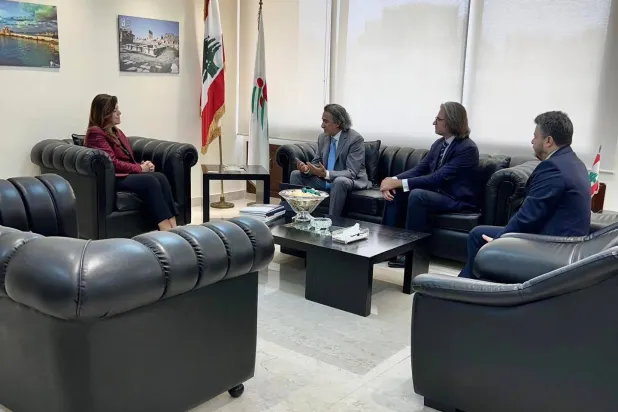 وزيرة الشباب والرياضة اللبنانية خلال لقائها بمحمد بن حنزاب (الشرق الأوسط)