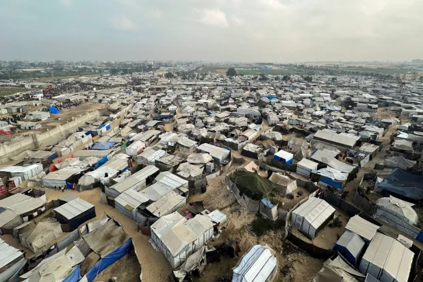 خيام لفلسطينيين خلال وقف إطلاق النار في مواصي خان يونس جنوب قطاع غزة (رويترز)