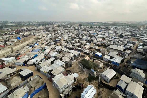 Gazze Şeridi'nin güneyindeki Han Yunus'un Mevasi bölgesinde ateşkes sırasında Filistinliler için kurulan çadırlar (Reuters)