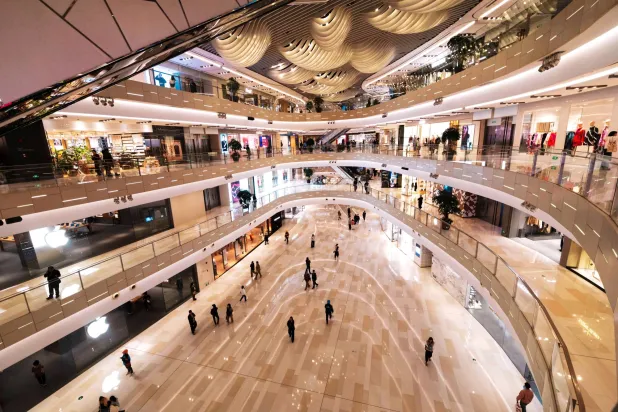 صينيون في أحد المراكز التجارية الكبرى بمدينة شنغهاي للتسوق بمناسبة «يوم العزاب» (إ.ب.أ)