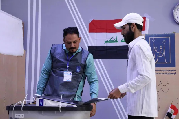 ناخب عراقي يدلي بصوته في مركز اقتراع بالناصرية، محافظة ذي قار جنوب العراق(أ.ف.ب)