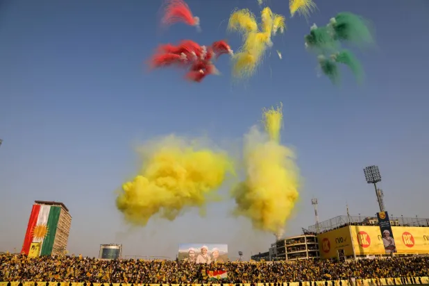 أنصار الحزب الديمقراطي الكردستاني في ملعب فرانسو حريري بمدينة أربيل قبيل الانتخابات البرلمانية في البلاد (أ.ف.ب)