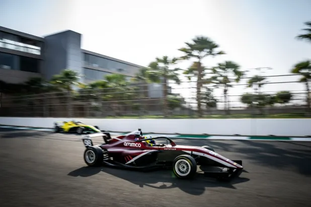 انطلاقة مثيرة في بطولة السعودية أرامكو للفورمولا 4 (الشرق الأوسط)