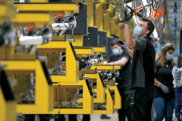 فنيون في مصنع للآلات الثقيلة بألمانيا (رويترز)