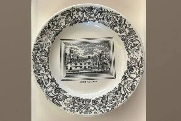 قطع قرناً ليعود إلى موطنه الأول (كلية كيوس)