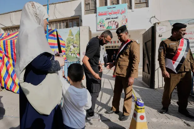 رجال الأمن العراقي أمام مركز اقتراع في الانتخابات البرلمانية في بغداد(أ.ب)