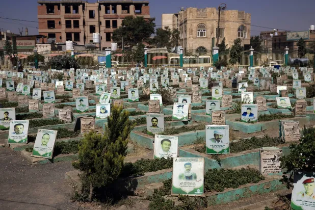 الحوثيون شيدوا مئات المقابر لقتلاهم في مختلف مناطق سيطرتهم (إ.ب.أ)