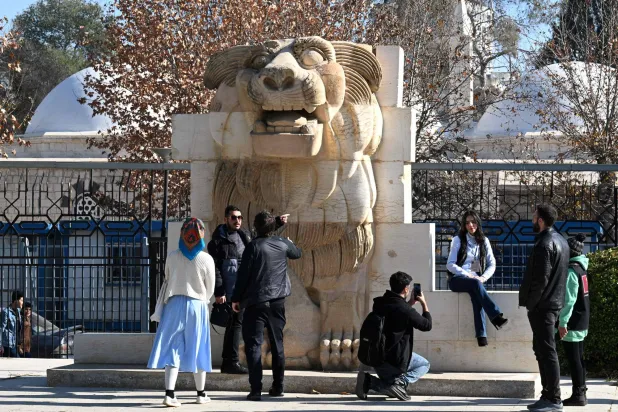 تجمّع شباب خارج المتحف الوطني السوري عند إعادة فتحه للزوار في دمشق 8 يناير 2025 (أ.ف.ب)