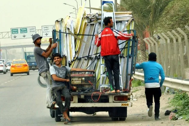 يتم جمع الإطارات وبيعها في سوق البضائع المستعملة ((فيسبوك)