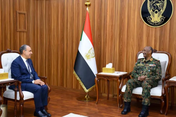 وزير الخارجية المصرية خلال لقائه قائد الجيش السوداني عبد الفتاح البرهان (الخارجية المصرية - فيسبوك)