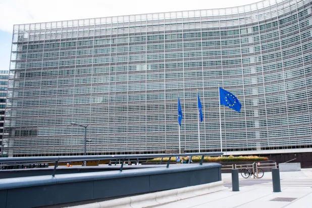 أعلام الاتحاد الأوروبي أمام مبنى بيرلايمونت في بروكسل، مقر المفوضية الأوروبية (د.ب.أ)