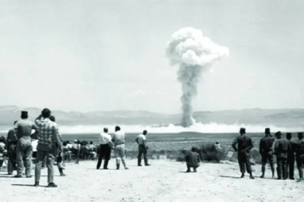 صورة لأحد التفجيرات النووية في الجزائر (مؤسسة الأرشيف الجزائري)