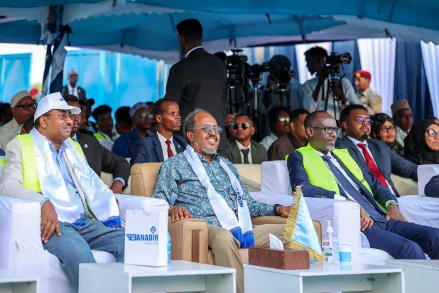 الرئيس الصومالي حسن شيخ محمود خلال افتتاحه مصنع بنادر للصلب قبل أيام (وكالة الأنباء الصومالية)