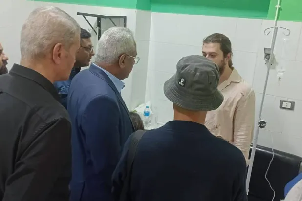 مسؤولون يتفقدون حالة المصابين في حادث تصادم بمدينة رأس غارب (محافظة البحر الأحمر)