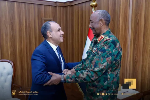 رئيس «مجلس السيادة» السوداني عبد الفتاح البرهان يستقبل وزير الخارجية المصري بدر عبد العاطي في بورتسودان (موقع المجلس على «فيسبوك»)