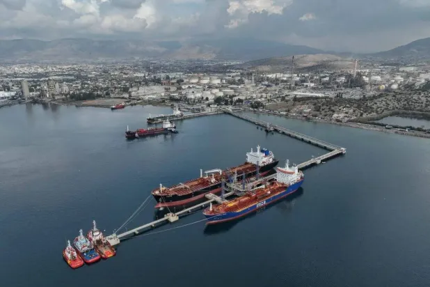 سفن راسية بجوار مصافي شركة «هيلينيك بتروليوم» بالقرب من أثينا في اليونان (رويترز)