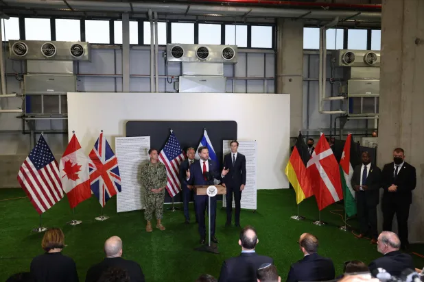 نائب الرئيس الأميركي جي دي فانس يلقي كلمة في مركز التنسيق المدني - العسكري في جنوب إسرائيل الجمعة (إ.ب.أ)