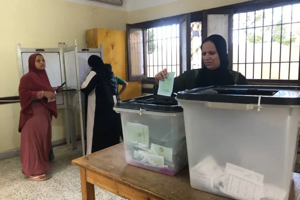 سيدة مصرية تدلي بصوتها في اليوم الثاني من المرحلة الأولى لانتخابات مجلس النواب المصري (المجلس القومي للمرأة)